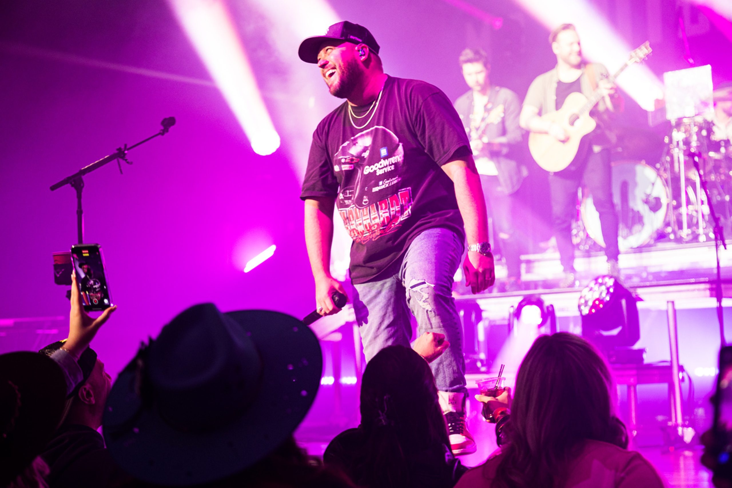 Mitchell Tenpenny live in concert