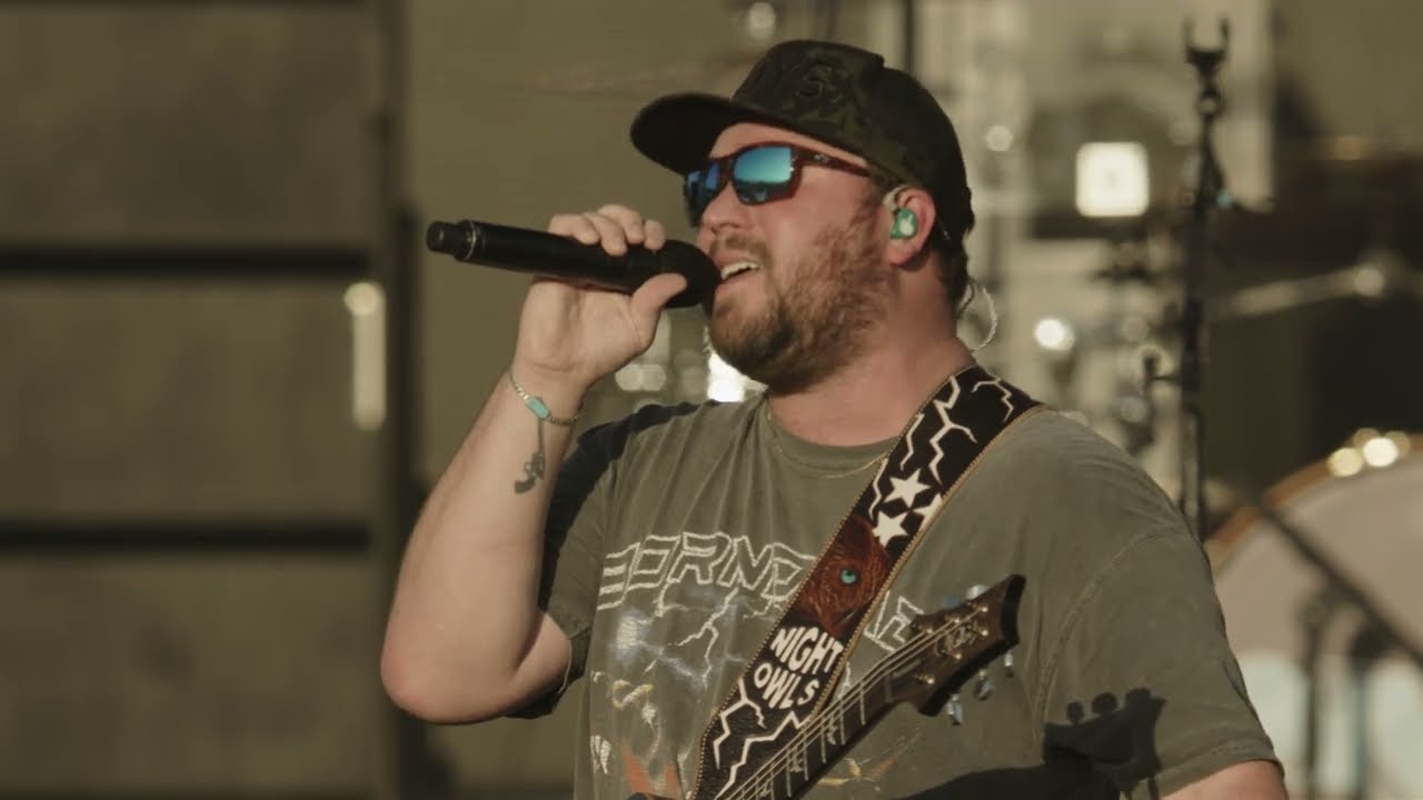 Mitchell Tenpenny in concert